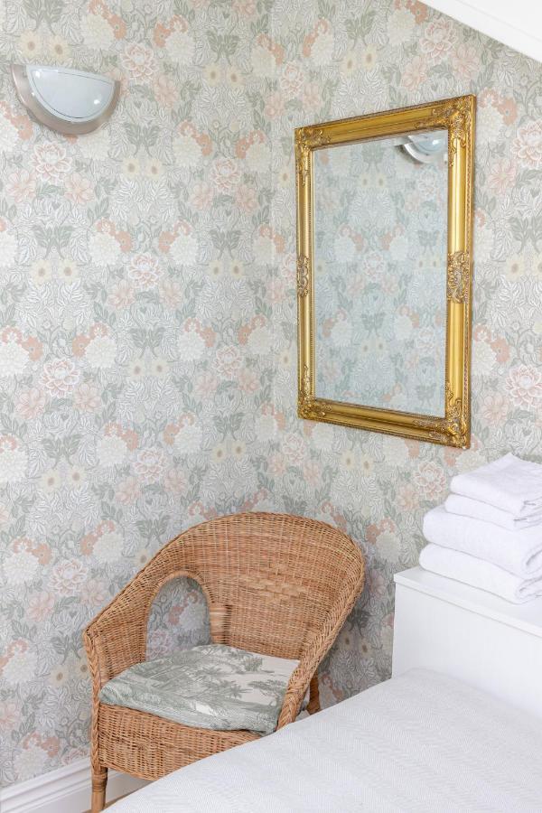 Rosenhill Bed & Breakfast 2*